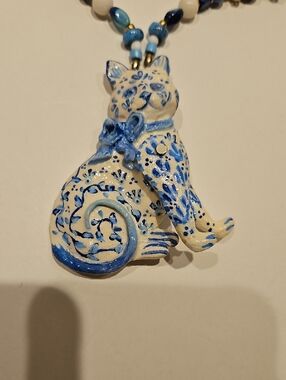 1990 DORIAN DESIGNS Blue & White Handpainted Cat Pendant On 26" Necklace